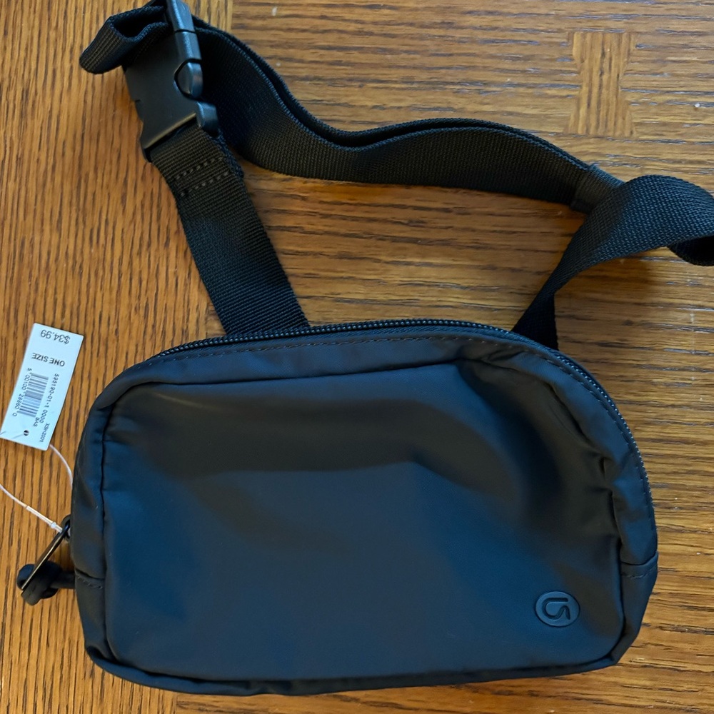 NWT GapFit Belt Bag Fanny Pack Adjustable Waist  Shoulder Band Gap Black $34.99
